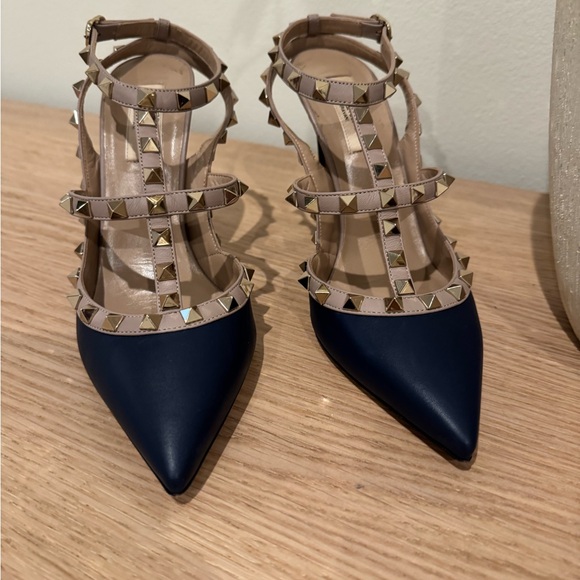 Valentino Garavani Navy and Beige Rockstud Pointed-Toe Strappy Pumps - Picture 14 of 16